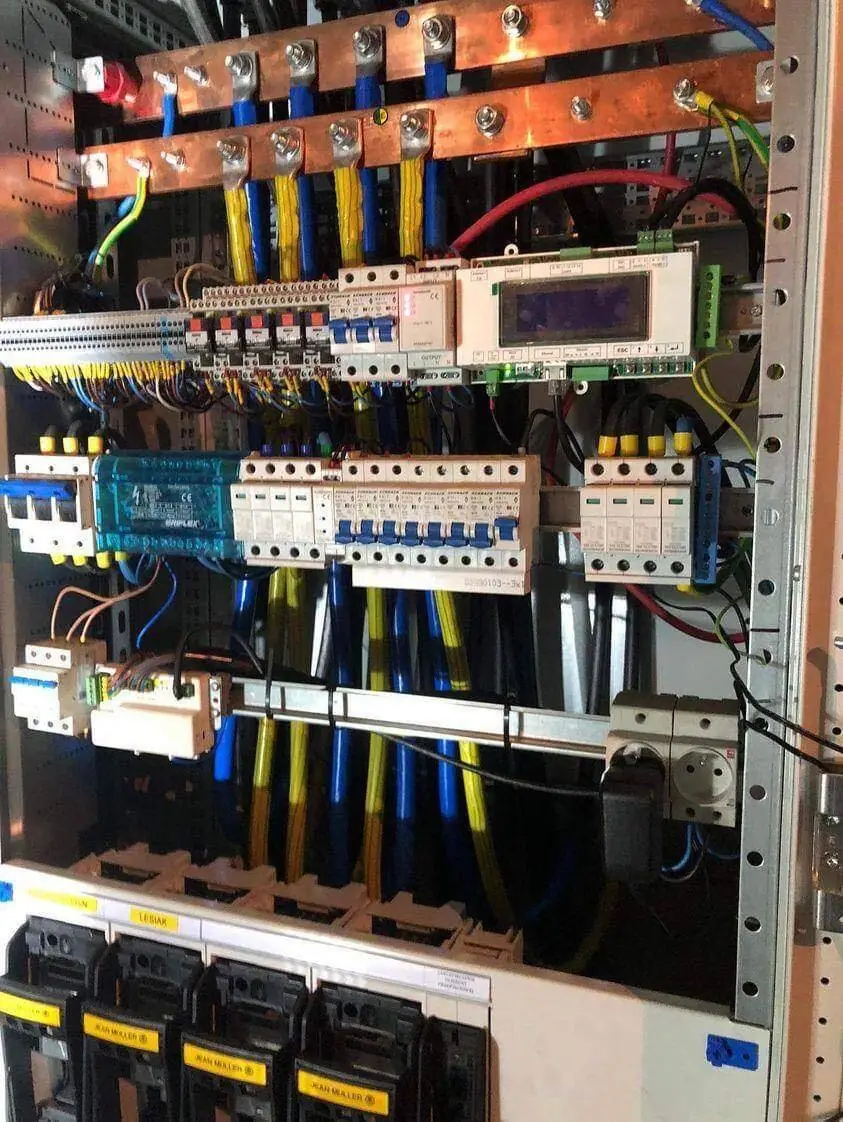 Rozdzielnica elektryczna z zabezpieczeniami – modernizacja instalacji elektrycznej